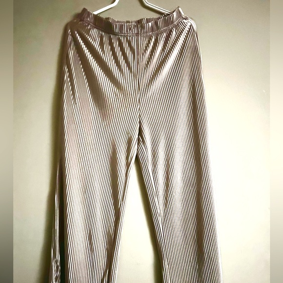 Silky pleated pants - Picture 2 of 4